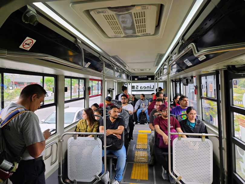 Imagen de pasajeros en transporte público