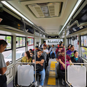 Imagen de pasajeros en transporte público